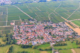 Vue aérienne de Vue du village depuis le sud à Venningen dans le département Rhénanie-Palatinat, Allemagne