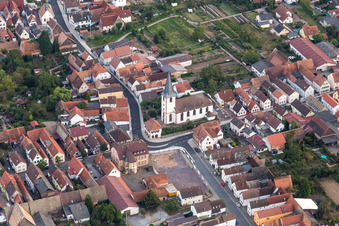 Vue aérienne de L'Église catholique à Ottersheim bei Landau dans le département Rhénanie-Palatinat, Allemagne