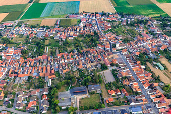 Vue aérienne de Vue d'ensemble du village depuis le nord à Ottersheim bei Landau dans le département Rhénanie-Palatinat, Allemagne