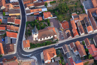 Vue aérienne de Église de la Lange Straße à Ottersheim bei Landau dans le département Rhénanie-Palatinat, Allemagne