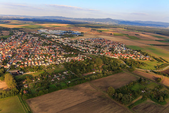 Vue aérienne de Vue de la ville depuis le sud-ouest à Groß-Rohrheim dans le département Hesse, Allemagne