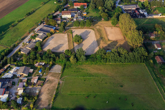Vue aérienne de Enclos à chevaux sur la Speyerstrasse à Groß-Rohrheim dans le département Hesse, Allemagne