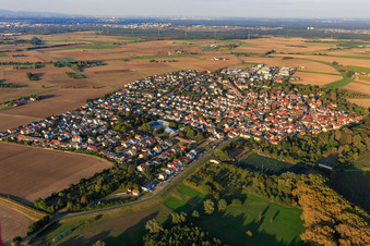 Vue aérienne de Vue de la ville depuis le sud-ouest à le quartier Astheim in Trebur dans le département Hesse, Allemagne