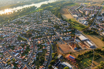 Vue aérienne de Nouvelle zone de développement Am Alten Sportpl. en cours de développement à Ginsheim-Gustavsburg dans le département Hesse, Allemagne