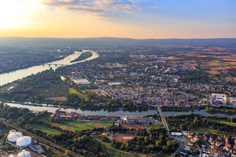 Vue aérienne de Vue de la ville entre le Main et le Rhin à le quartier Kostheim in Wiesbaden dans le département Hesse, Allemagne