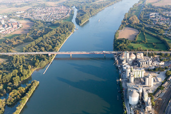 Vue aérienne de Ciment de Heidelberg, pont sur le Rhin de l'autoroute A60 à le quartier Weisenau in Mainz dans le département Rhénanie-Palatinat, Allemagne