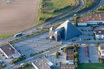 Vue aérienne de Espace événementiel et concert de musique de l'Arena Pyramide Mainz à le quartier Hechtsheim in Mainz dans le département Rhénanie-Palatinat, Allemagne