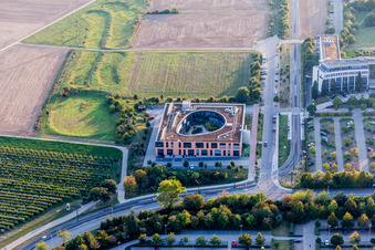 Vue aérienne de Immeuble de bureaux du bâtiment administratif et commercial de ZDF Enterprises GmbH et ZDF Werbefernsehen GmbH à le quartier Marienborn in Mainz dans le département Rhénanie-Palatinat, Allemagne