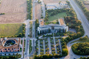 Vue aérienne de Immeuble de bureaux de l'administration et du bâtiment commercial de la société de médias VRM à le quartier Marienborn in Mainz dans le département Rhénanie-Palatinat, Allemagne