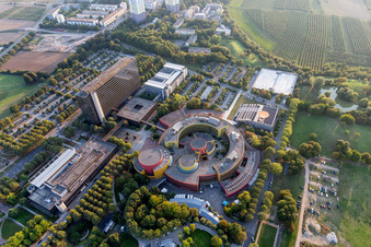 Vue aérienne de Complexe de bâtiments au centre de diffusion de la ZDF et de la ZDF-Fernsehgarten à le quartier Lerchenberg in Mainz dans le département Rhénanie-Palatinat, Allemagne