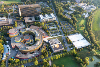 Vue aérienne de Complexe de bâtiments du centre de diffusion de la deuxième télévision allemande à le quartier Lerchenberg in Mainz dans le département Rhénanie-Palatinat, Allemagne