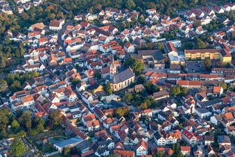 Vue aérienne de L'église Saint-Georges dans le vieux centre-ville à Nieder-Olm dans le département Rhénanie-Palatinat, Allemagne