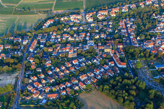 Vue aérienne de Entre Ingelheimer Straße et le cimetière à Nieder-Olm dans le département Rhénanie-Palatinat, Allemagne