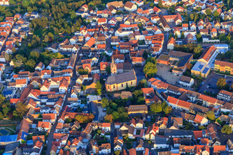 Vue aérienne de Église catholique Saint-Georges à Nieder-Olm dans le département Rhénanie-Palatinat, Allemagne