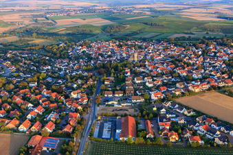 Vue aérienne de Vue d'ensemble de la ville depuis l'ouest à Zornheim dans le département Rhénanie-Palatinat, Allemagne