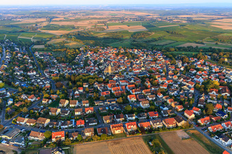Vue aérienne de Centre-ville avec église catholique Zornheim à Zornheim dans le département Rhénanie-Palatinat, Allemagne