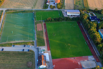 Vue aérienne de Terrain de football à la Hans-Steib-Halle à Zornheim dans le département Rhénanie-Palatinat, Allemagne