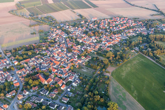 Vue aérienne de Vue des rues et des maisons dans les quartiers résidentiels à Hahnheim dans le département Rhénanie-Palatinat, Allemagne