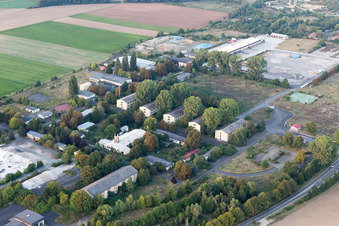 Vue aérienne de Zones de reconversion du Rhein-Selz-Park sur le site de l'ancienne caserne et du terrain militaire à l'extérieur de la caserne américaine de Dexheim à le quartier Schwabsburg in Nierstein dans le département Rhénanie-Palatinat, Allemagne
