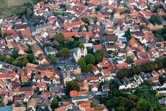 Vue aérienne de Heidenturmkirche St. Viktor au centre du village à Guntersblum dans le département Rhénanie-Palatinat, Allemagne