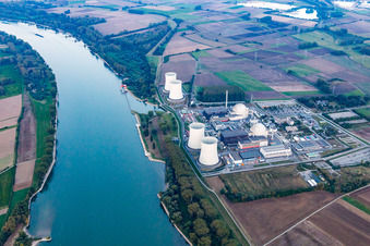 Centrale nucléaire à le quartier Wattenheim in Biblis dans le département Hesse, Allemagne du point de vue du drone