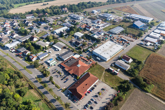 Vue aérienne de Zone industrielle et implantation d'entreprises au sud à le quartier Rußheim in Dettenheim dans le département Bade-Wurtemberg, Allemagne