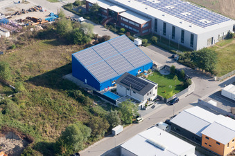 Vue aérienne de Toit solaire sur Gewerbering à le quartier Rußheim in Dettenheim dans le département Bade-Wurtemberg, Allemagne