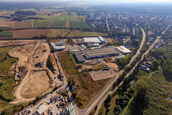 Vue aérienne de Construction d'une nouvelle zone commerciale sur Siemensstraße avec fenêtres et portes HeKa à le quartier Neudorf in Graben-Neudorf dans le département Bade-Wurtemberg, Allemagne