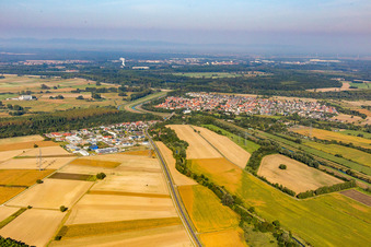Vue aérienne de Canal de Saalbach à le quartier Rußheim in Dettenheim dans le département Bade-Wurtemberg, Allemagne