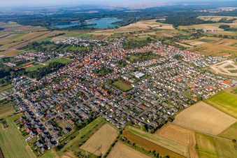Vue aérienne de De l'est à le quartier Liedolsheim in Dettenheim dans le département Bade-Wurtemberg, Allemagne