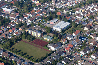 Vue aérienne de Salle de sport, piscine couverte et école Pestalozzi Liedolsheim à le quartier Liedolsheim in Dettenheim dans le département Bade-Wurtemberg, Allemagne