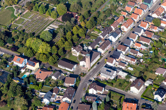 Vue aérienne de Bâtiment d'église au centre du village à le quartier Liedolsheim in Dettenheim dans le département Bade-Wurtemberg, Allemagne