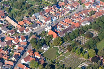 Vue aérienne de Bâtiment d'église au centre du village à le quartier Liedolsheim in Dettenheim dans le département Bade-Wurtemberg, Allemagne
