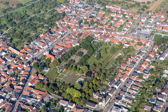 Vue aérienne de Cimetière à le quartier Liedolsheim in Dettenheim dans le département Bade-Wurtemberg, Allemagne