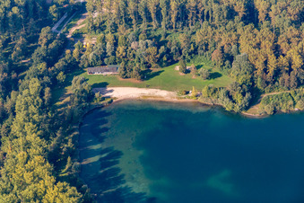Vue aérienne de Plage du lac de baignade de Giesen à Linkenheim-Hochstetten dans le département Bade-Wurtemberg, Allemagne