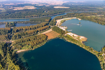 Vue aérienne de Lacs de carrière au bord du Rhin à le quartier Liedolsheim in Dettenheim dans le département Bade-Wurtemberg, Allemagne
