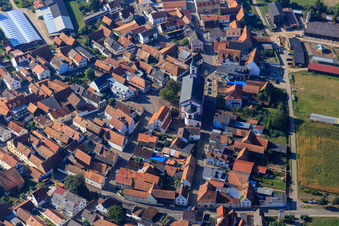 Vue aérienne de Rue principale, Schulstraße et Kirchstr à Neupotz dans le département Rhénanie-Palatinat, Allemagne