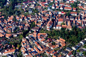 Vue aérienne de Bâtiment de l'église du bureau paroissial catholique au centre du village à Rheinzabern dans le département Rhénanie-Palatinat, Allemagne