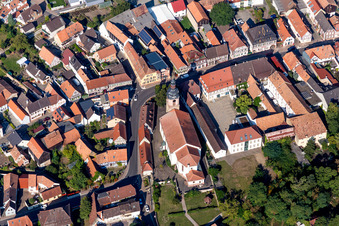 Vue aérienne de Bâtiment de l'église du bureau paroissial catholique au centre du village à Rheinzabern dans le département Rhénanie-Palatinat, Allemagne