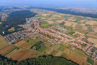 Vue aérienne de Vue d'ensemble du village depuis le sud-est à Hatzenbühl dans le département Rhénanie-Palatinat, Allemagne