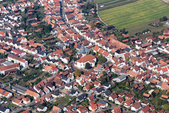 Vue aérienne de Bâtiment d'église au centre du village à Hatzenbühl dans le département Rhénanie-Palatinat, Allemagne