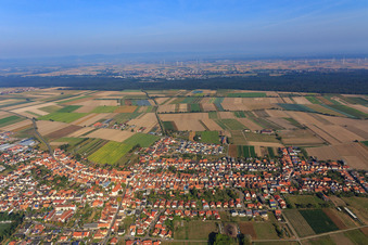 Vue aérienne de Vue d'ensemble du village depuis le sud à Hatzenbühl dans le département Rhénanie-Palatinat, Allemagne