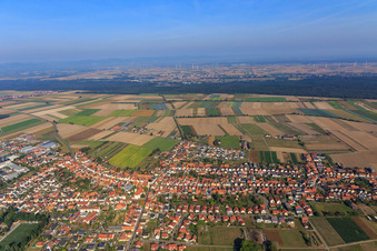 Vue aérienne de Vue d'ensemble du village depuis le sud à Hatzenbühl dans le département Rhénanie-Palatinat, Allemagne