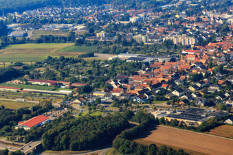 Vue aérienne de Rheinstr et rond-point de la station-service Aral depuis le nord-est à Kandel dans le département Rhénanie-Palatinat, Allemagne
