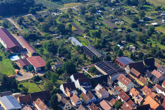 Vue aérienne de Halles agricoles à Hintergraben à Kandel dans le département Rhénanie-Palatinat, Allemagne