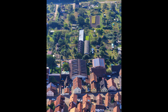 Vue d'oiseau de Halles agricoles à Hintergraben à Kandel dans le département Rhénanie-Palatinat, Allemagne