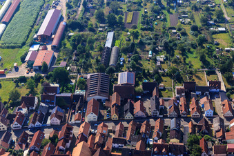 Enregistrement par drone de Halles agricoles à Hintergraben à Kandel dans le département Rhénanie-Palatinat, Allemagne