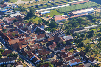 Vue d'oiseau de Halles agricoles à Ettenbaum à Kandel dans le département Rhénanie-Palatinat, Allemagne