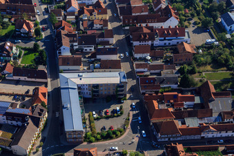 Vue aérienne de Juststraße avec l'ancien bâtiment Just à Kandel dans le département Rhénanie-Palatinat, Allemagne