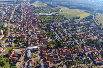 Vue aérienne de Juststraße Rheinstraße depuis l'ouest à Kandel dans le département Rhénanie-Palatinat, Allemagne